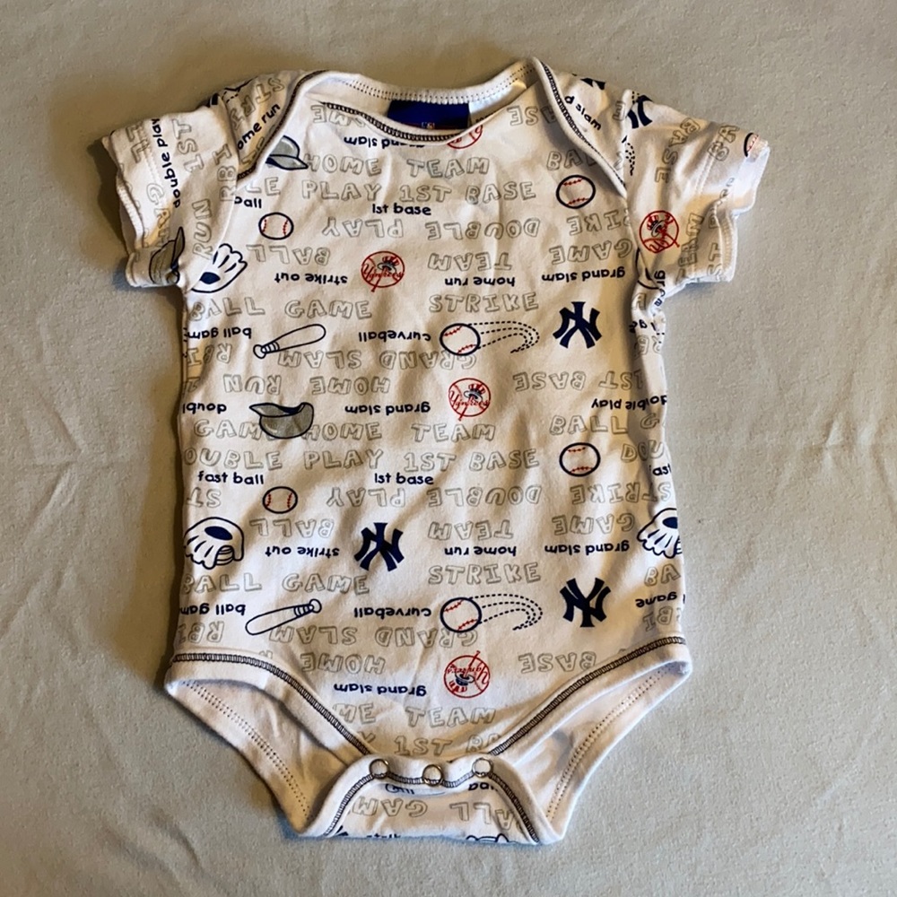 Yankees onesie size 6/9 months